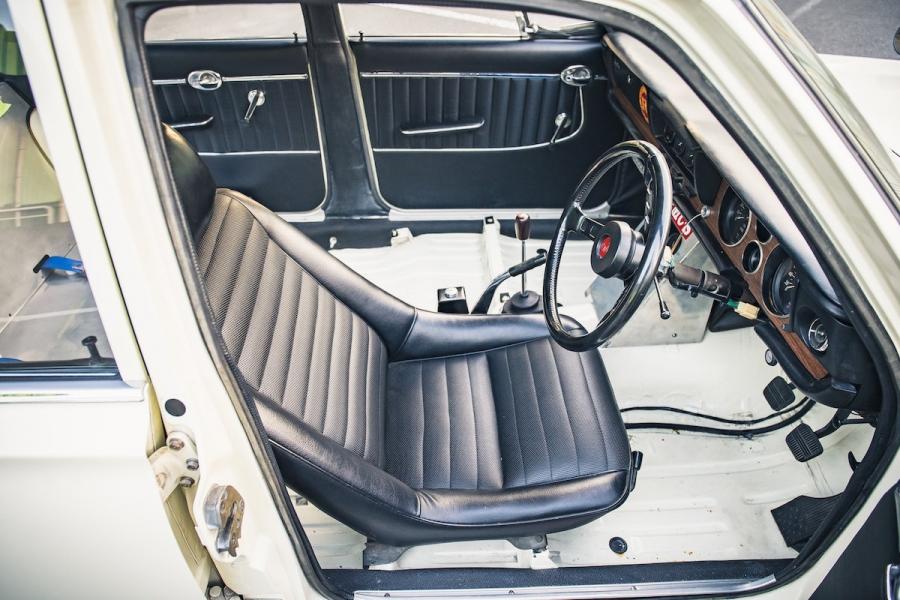 Интерьер Nissan Skyline 2000GT-R Sedan (PGC10) 1969 года  (фото 14 из 26)
